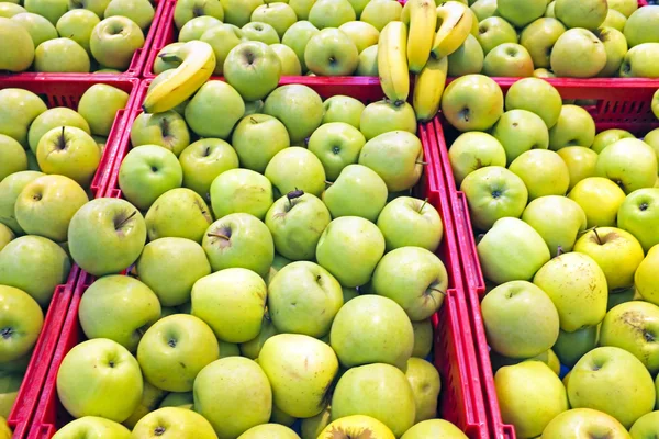 Äpfel und Bananen im Supermarkt — Stockfoto