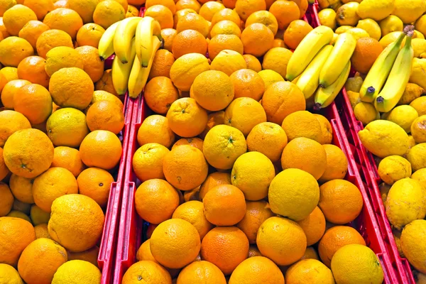 Orangen und Bananen im Supermarkt — Stockfoto