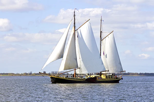 Navios à vela tradicionais no IJsselmeer nos Países Baixos — Fotografia de Stock