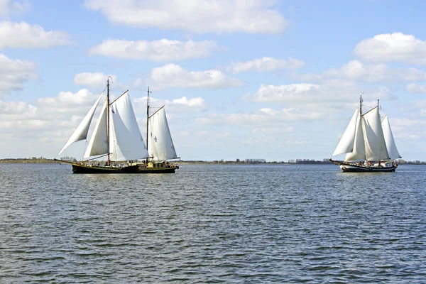 Tradiční plachetní lodě na jezero ijsselmeer v Nizozemsku — Stock fotografie