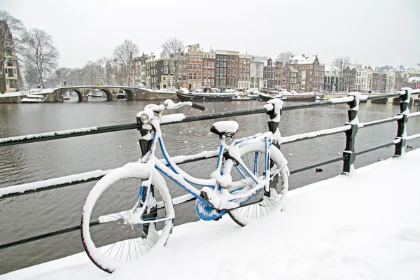 Bicicleta em Amsterdã Países Baixos no inverno — Fotografia de Stock