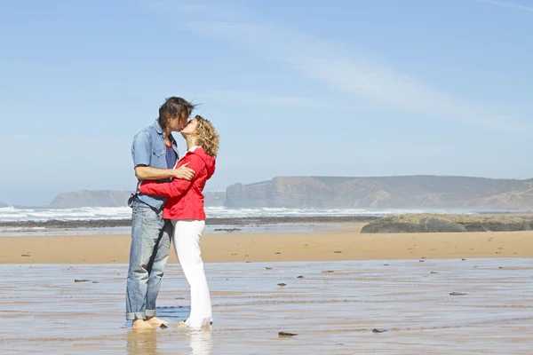 Paar verliefd op het strand — Stockfoto