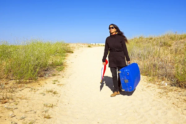 Frau auf dem Weg zum Urlaubsziel — Stockfoto