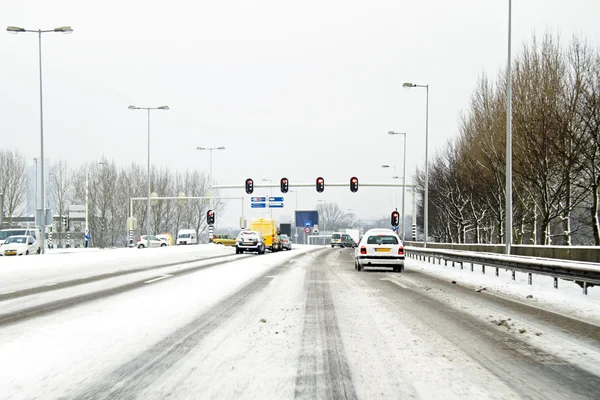 Condução na neve em Amsterdã Holanda — Fotografia de Stock