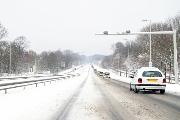 Rijden in de sneeuw in amsterdam Nederland — Stockfoto