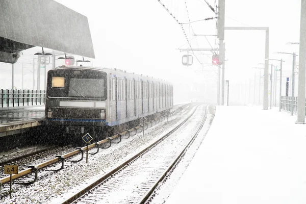 Train in snowstorm departing from Bijlmer station in Amsterdam N — Stock Photo, Image
