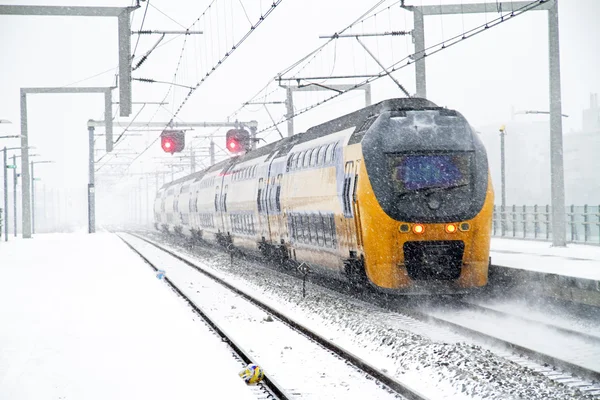 Treno in tempesta di neve in partenza dalla stazione Bijlmer di Amsterdam N — Foto Stock