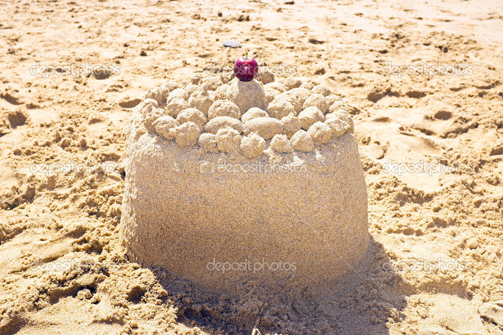 Que bien se ve en la arena Depositphotos_27573239-stock-photo-sand-cake-on-the-beach