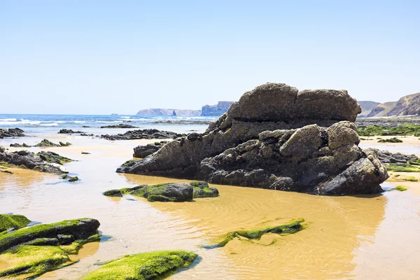 Přírodní kameny na pláži v Portugalsku — Stock fotografie