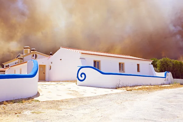 Grote bosbrand dreigt huis in portugal — Stockfoto
