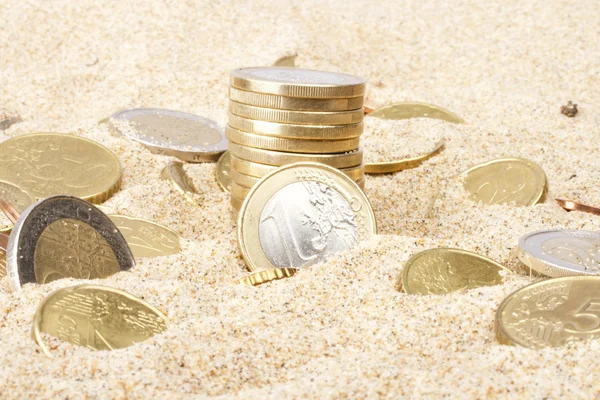 Pièces en euros dans le sable — Photo