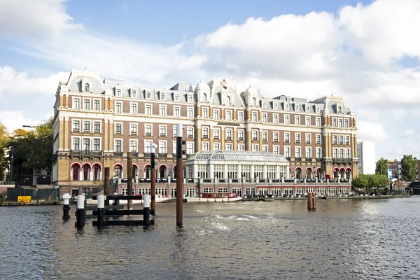 Antico edificio medievale ad Amsterdam nei Paesi Bassi — Foto Stock