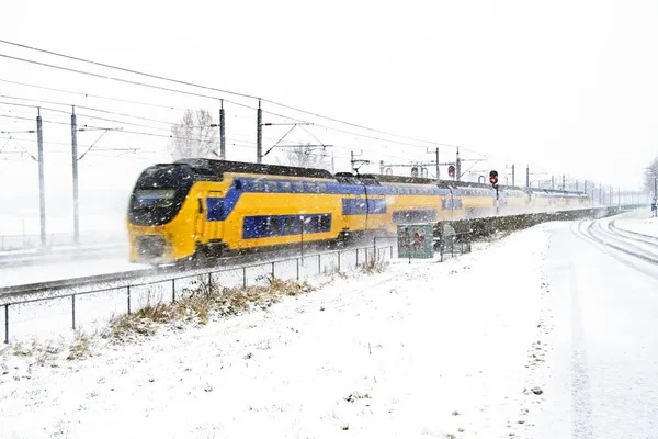 Conduite d'un train dans une tempête de neige aux Pays-Bas — Photo