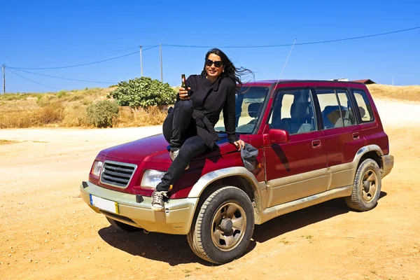 Mujer bebiendo cerveza en el desierto — Foto de Stock