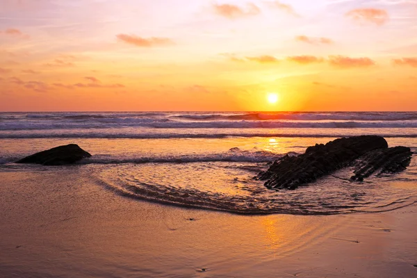 Puesta de sol en Praia Vale Figuiras en Portugal — Foto de Stock