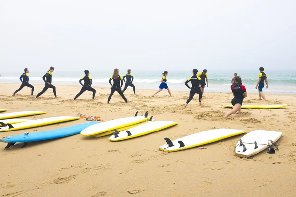 Surfistas na praia — Fotografia de Stock