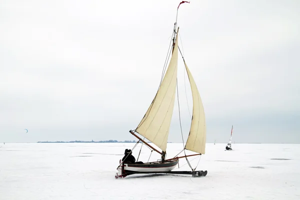 Navigazione su ghiaccio sul Gouwzee nei Paesi Bassi — Foto Stock