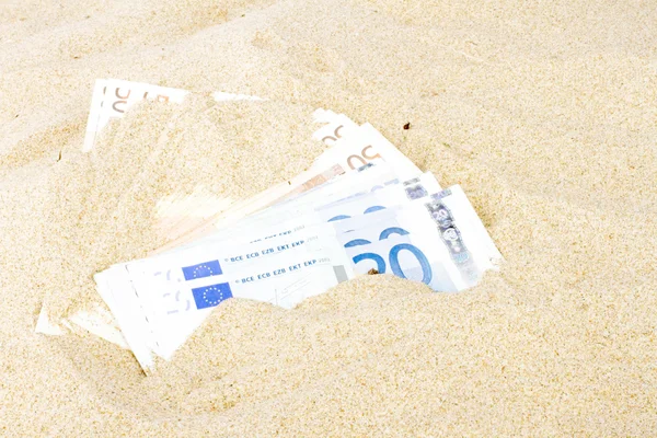 Billetes en euros en la arena — Foto de Stock