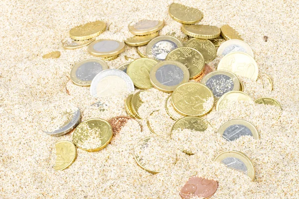 Moedas de euro na areia — Fotografia de Stock