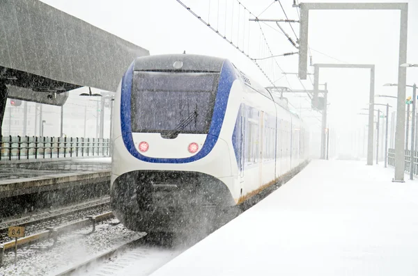 Comboio dirigindo na tempestade de neve em Bijlmerstation em Amsterdam Nether — Fotografia de Stock