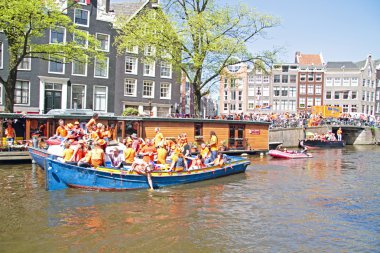 Amsterdam - 30 Nisan: Amsterdam kanallarında tekne ve insanlar dolu