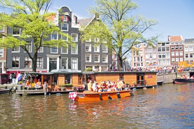 Amsterdam - 30 Nisan: Amsterdam kanallarında tekne ve insanlar dolu