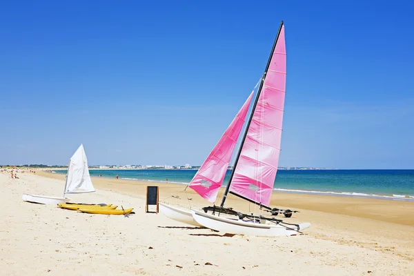 Barcos à vela na praia em Portugal — Fotografia de Stock