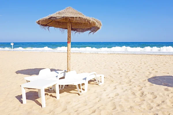 Sombrilla de paja y sillas de playa en la playa cerca de Lagos Portu — Foto de Stock
