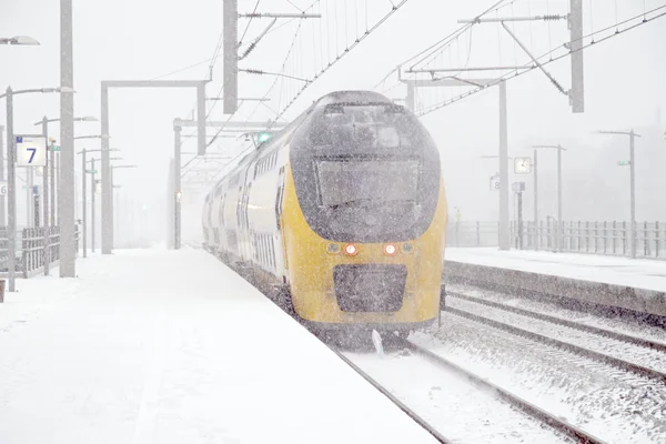 Tren kar fırtınasında kışın Hollanda'da sürüş. — Stok fotoğraf