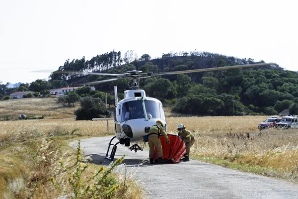 Aljezur - 6 juli: Brandweerlieden vechten een enorme bushfire in het nationaal park in de buurt van Aljezur op 6 juli 2013 in Portugal — Stockfoto