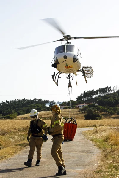 ALJEZUR - 6 LUGLIO: Vigili del fuoco che combattono un enorme incendio nel parco nazionale vicino ad Aljezur il 6 luglio 2013 in Portogallo — Foto Stock