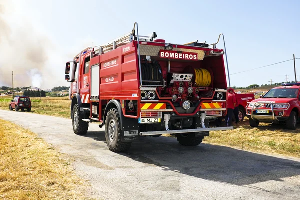 Aljezur - 6 juli: Brandweerlieden vechten een enorme bushfire in het nationaal park in de buurt van Aljezur op 6 juli 2013 in Portugal — Stockfoto