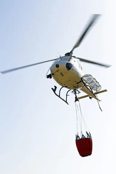 Aljezur - 6. Juli: Feuerwehrleute bekämpfen einen riesigen Buschbrand im Nationalpark bei Aljezur am 6. Juli 2013 in Portugal — Stockfoto