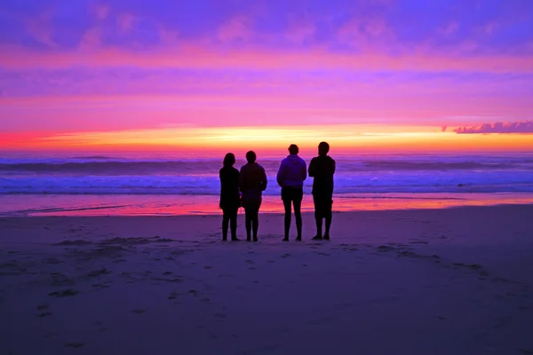 Persone che guardano un tramonto incredibile sulla costa occidentale del Portogallo — Foto Stock