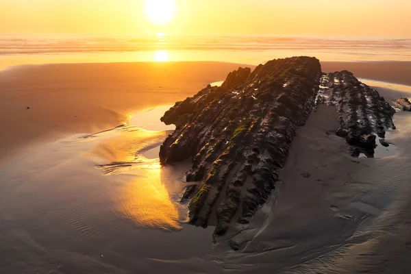 Puesta de sol en la playa de Portugal — Foto de Stock