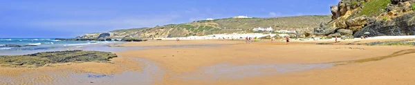 Panoramatický pohled na praia monte clerigo v algarve Portugalsko — Stock fotografie