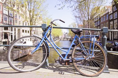 Hollanda'nın amsterdam bir köprü eski bisikleti