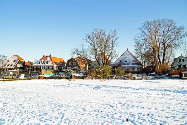 Snowy traditional dutch houses in the Netherlands — Stock Photo, Image