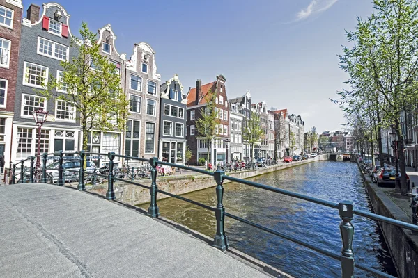 Středověké domy podél kanálu v Amsterdamu Nizozemsko — Stock fotografie