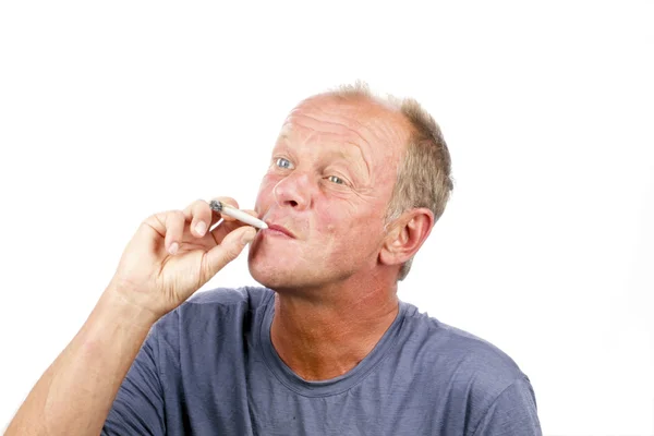 Uomo fumare una marijuana comune — Foto Stock
