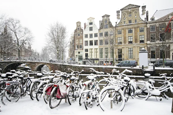 Cyklar i snön i amsterdam Nederländerna — Stockfoto