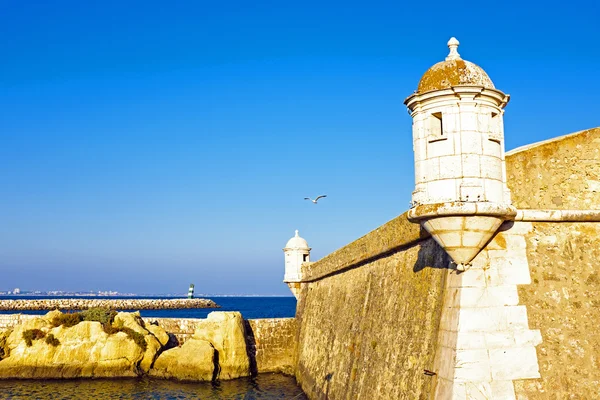 Torre medieval de Fortaleza da Ponta da Bandeira em Lagos — Fotografia de Stock