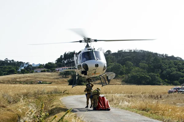 Helicóptero de bomberos en un gran incendio forestal en Portugal —  Fotos de Stock