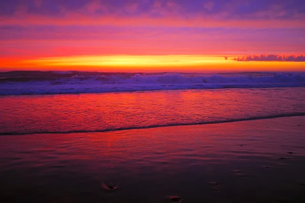 Coucher de soleil incroyable sur la côte ouest au Portugal — Photo