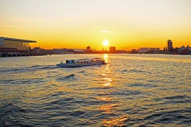 gün batımında Hollanda Amsterdam Limanı