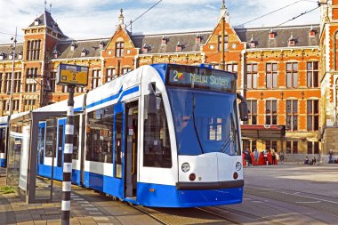 Amsterdam Merkez Tren Garı önünde ne bekliyor tramvay