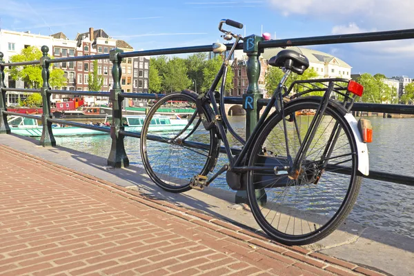 Bicicleta en el puente en Amsterdam los Países Bajos —  Fotos de Stock
