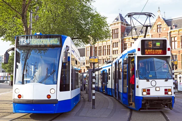 Bondes esperando em frente à estação central de Amsterdã o N — Fotografia de Stock