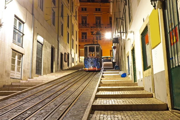 Bica eléctrico à noite em Lisboa Portugal — Fotografia de Stock