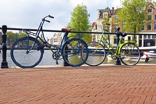 Bicicletas en un puente en Amsterdam los Países Bajos —  Fotos de Stock